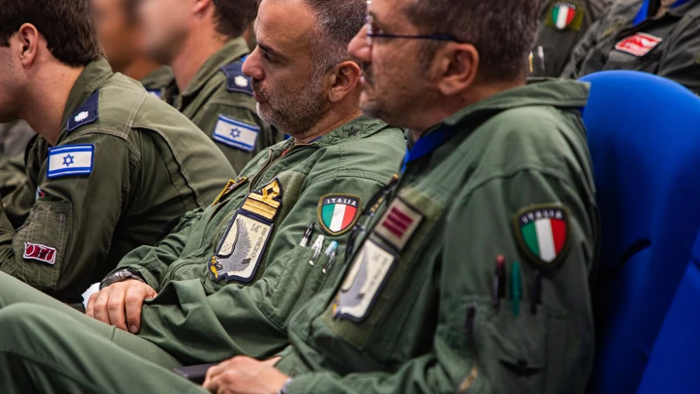 Italian and Israeli air-force personnel in a briefing as part of the international Blue Flag drill held from Nov. 3 to Nov. 14, 2019, at Uvda Air Force Base, north of Eilat. Credit: IDF Spokesperson's Unit.