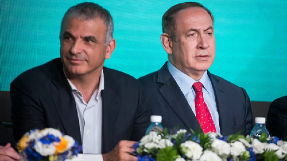Israeli Finance Minister Moshe Kahlon (left) and Israel Prime Minister Benjamin Netanyahu on April 3, 2017. Credit: Hadas Parush/Flash90.