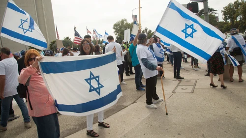 Pro-Israel demonstrators in front of the Federal Building in Los Angeles on May 12, 2021. Photo by Harvey Farr.