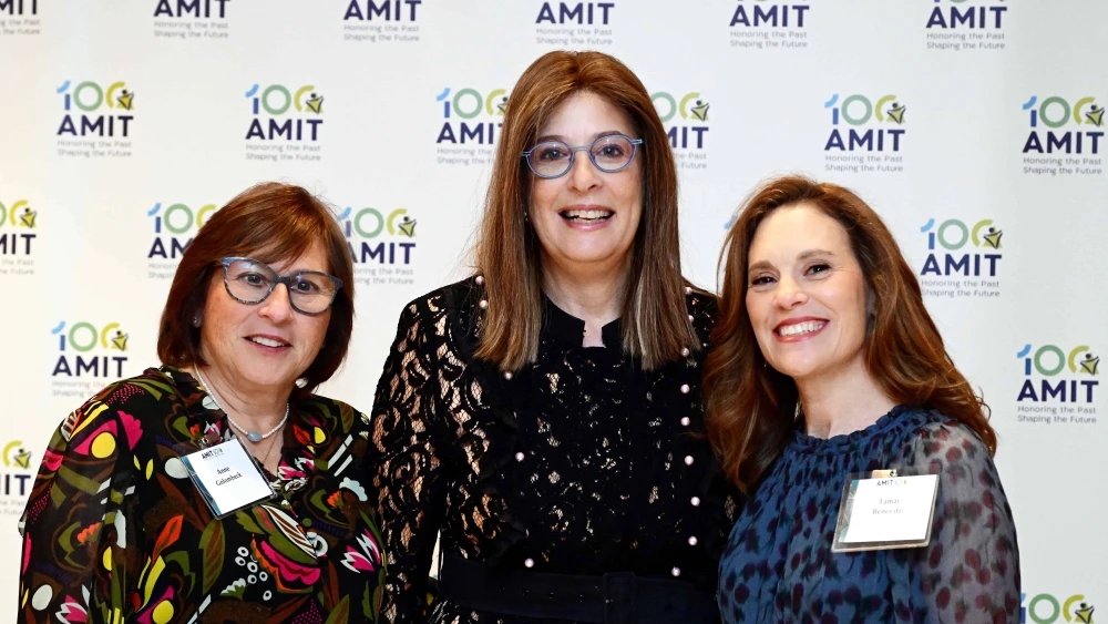 Event co-chair Anne Golombeck, honoree Yaffi Shmidman, and event co-chair and AMIT board chair Tamar Benovitz. Credit: Courtesy.