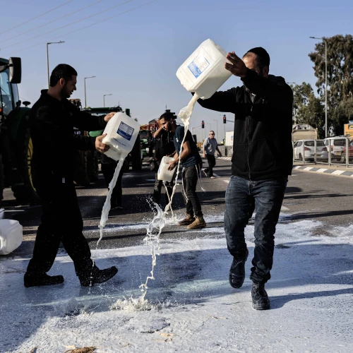 Farmers from the western Negev block Gilat Junction in protest of proposed dairy reforms. January 05, 2026. Photo by Tsafrir Abayov/FLASH90 *** Local Caption *** חקלאים צומת גילת מחאה נגד רפורמת החלב הפגנה