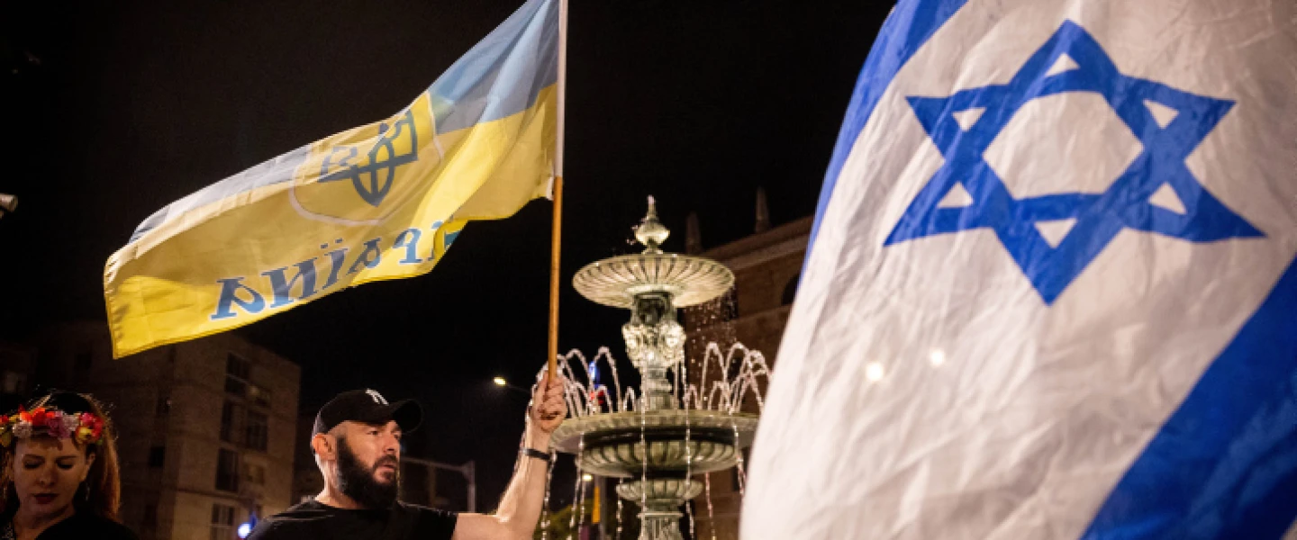 Israelis carry placards and flags during a protest against the Russian invasion of Ukraine, Jerusalem, Oct. 22, 2022. Photo by Yonatan Sindel/Flash90.
