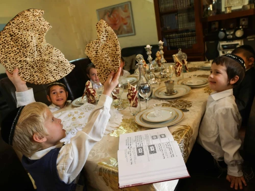 Pesach Passover children's seder matzah