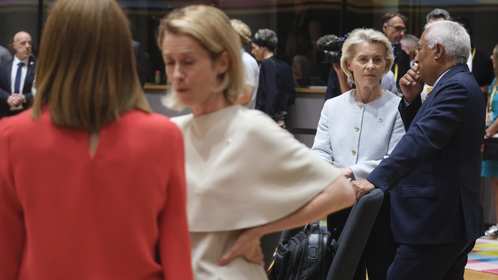 The president of the European Parliament, Roberta Metsola (left) talks with the High Representative for Foreign Affairs and Security Policy Kaja Kallas, as Ursula von der Leyen, president of the European Commission, converses with the president of the E.U. Council, Antonio Luis Santos da Costa in Brussels, Belgium, on June 18, 2026. Photo by Thierry Monasse/Getty Images.
