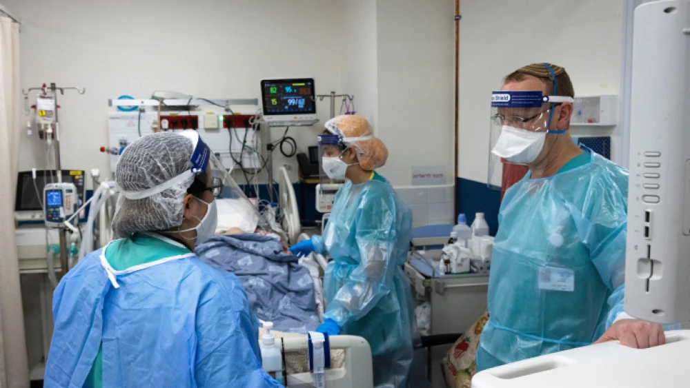Health workers at Shaare Zedek Medical Center in Jerusalem stationed in the coronavirus ward, Feb. 9, 2022. Photo by Olivier Fitoussi/Flash90.
