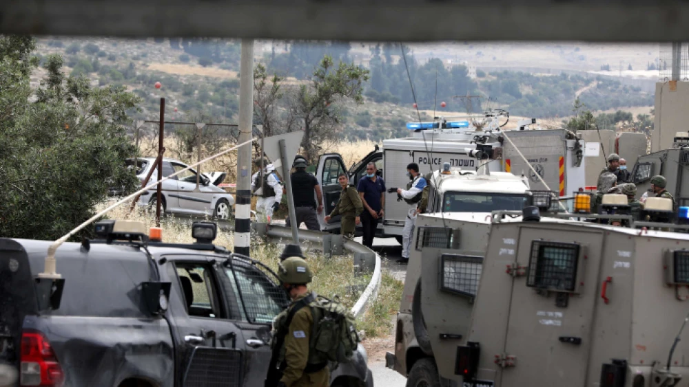 Israeli soldiers at the scene of what the Israeli military says was a deliberate car-ramming attack near the Hebron Hills in Judea and Samaria on May 14, 2020. Photo by Wisam Hashlamoun/Flash90.