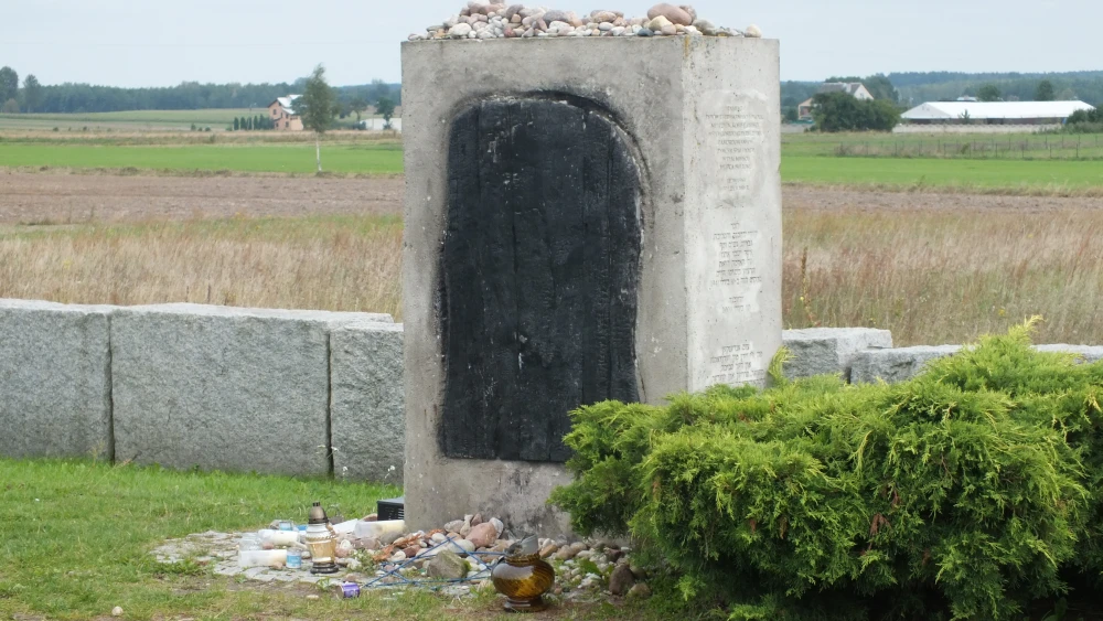 A memorial monument, dedicated in 2001, commemorates the Jewish residents murdered during the Jedwabne massacre on July 10, 1941, in Jedwabne, Poland. Credit: Aw58 via Wikimedia Commons.