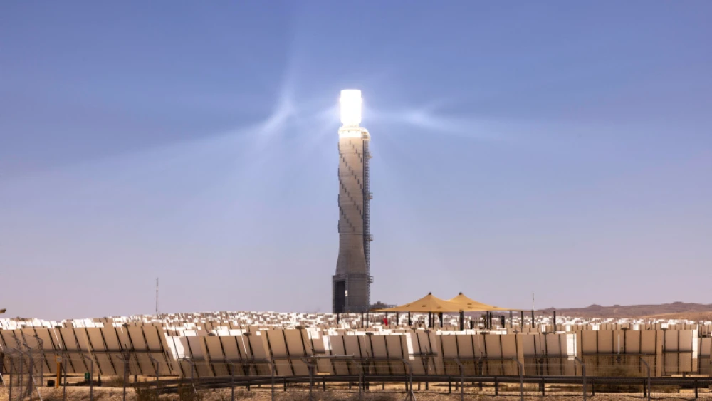 The Ashalim solar power station in the Negev desert, July 28, 2022. Photo by Nati Shohat/Flash90.