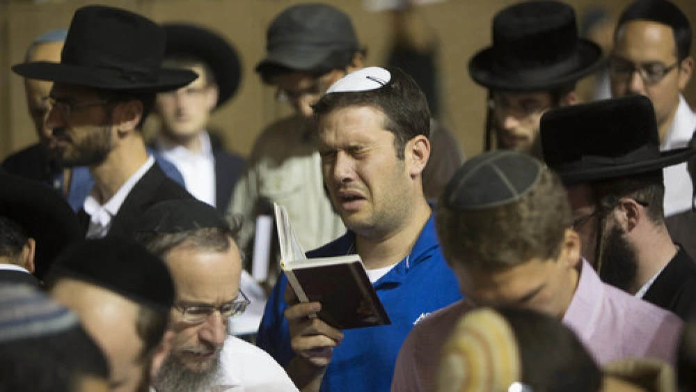 On June 25, Jews gather at the Western Wall in Jerusalem's Old City to pray for the release of the three kidnapped Israeli teenagers. Credit: Yonatan Sindel/Flash90.