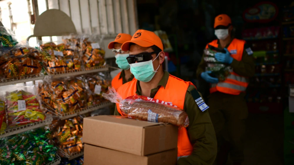 Israeli soldiers in Bnei Brak. The government declared the ultra-Orthodox city a “restricted zone” after invoking emergency powers to handle the coronavirus outbreak, which has hit the city particularly hard, April 5, 2020. Photo by Tomer Neuberg/Flash90.
