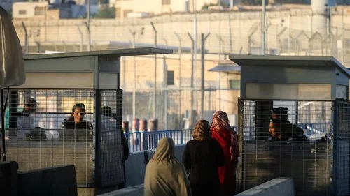 Palestinians cross the Kalandia checkpoint on their way into Jerusalem June 10, 2016. Credit: Flash90.