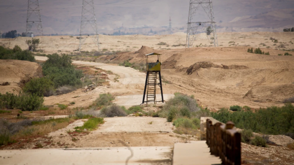 An abandoned watchtower at the Israel-Jordanian border, as seen from the Israeli side. May 6, 2015. Photo by Moshe Shai/Flash90.