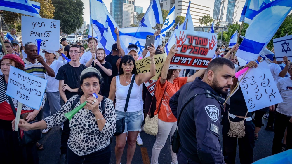 People protest in support of the Israelis suspected of murdering a Palestinian terrorist on Oct. 7, outside the Tel Aviv State Attorney's Office, July 10, 2024. Photo by Avshalom Sassoni/Flash90.