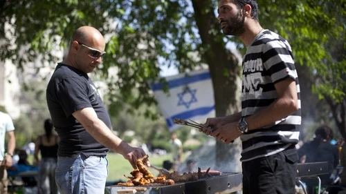 An Israeli family has a barbecue during the celebration of Israel's 64th Independence Day at Sacher Park in Jerusalem, April 26, 2012. Credit: Yonatan Sindel/Flash90.