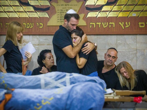 Mourners attend the funeral of Hodia and Tair David at the Beit Dagan Cemetery near Ben-Gurion International Airport, who were murdered at the Supernova music festival by Hamas terrorists, Oct. 14, 2023. Credit: Flash90.