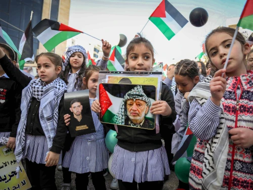 Palestinians rally in the Judean city of Hebron in support of terrorists held in Israeli jails, April 22, 2024. Photo by Wisam Hashlamoun/Flash90.