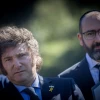 El presidente de Argentina, Javier Milei (izquierda), y el embajador en Israel, Shimon Axel Wahnish, asisten a una ceremonia de plantación de árboles en honor a Milei en el Bosque de las Naciones, en el bosque de Jerusalén, el 7 de febrero de 2024. Foto de Yonatan Sindel/Flash90.