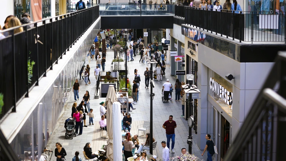 People visit the BIG FASHION Glilot mall in central Israel during the Passover holiday amid the ongoing war, April 6, 2026. Photo by Tal Gal/Flash90.