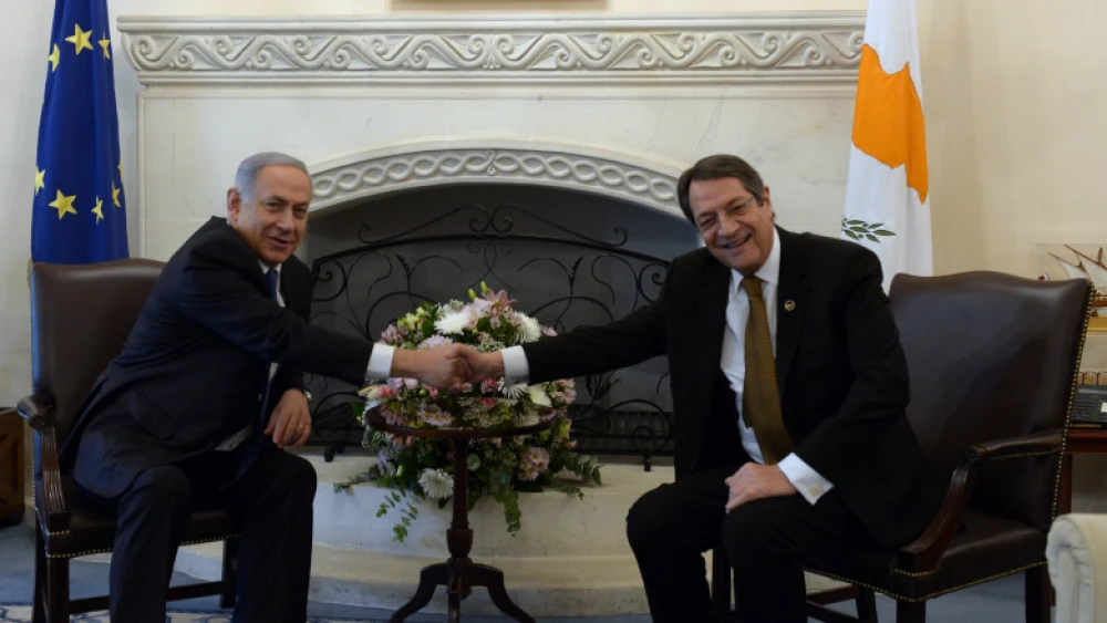 Israeli Prime Minister Benjamin Netanyahu shake hands with Cyprus President Nicos Anastasiades at the Presidential Palace in Nicosia, Cyprus, on Jan. 28, 2016. Photo by Haim Zach/GPO.