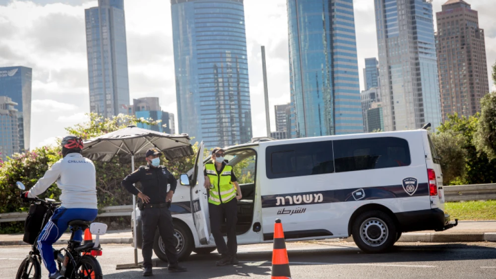 Police at a roadblock in central Tel Aviv, during Israel's second nationwide COVID-19 lockdown, on Oct. 13, 2020. Photo by Miriam Alster/Flash90.