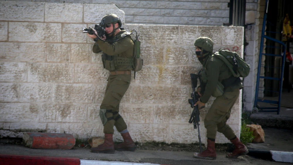 Israeli soldiers conduct a search for Palestinian suspects of a terror attack in the West Bank City of Ramallah on Dec. 10, 2018. Six Israelis were injured in the drive-by shooting attack near Ofra the night before, on Dec. 9, 2018. Photo by Flash90.