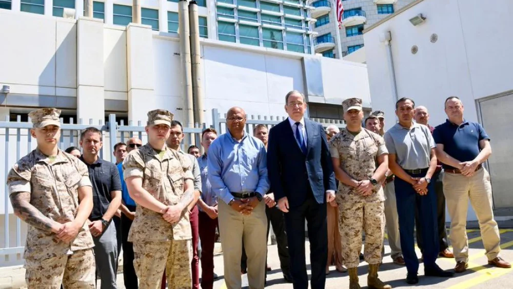 U.S. Ambassador to Israel Thomas Nides (center) with Israeli soldiers on Yom Hazikaron on April 25, 2023. Source: Twitter.