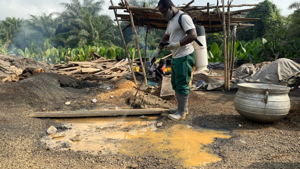Spraying mosquito larvae in Ghana. Photo by Arbel Vigodny/ZZapp Malaria.