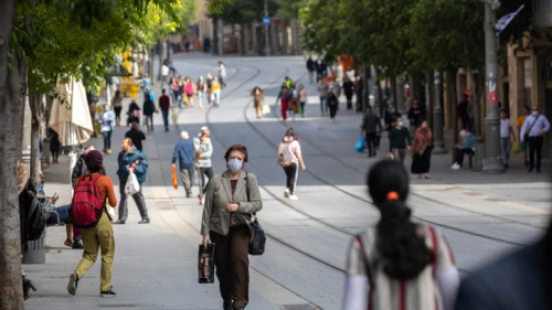 Israelis shop in Jerusalem city center on May 6, 2020. Photo by Olivier Fitoussi/Flash90.