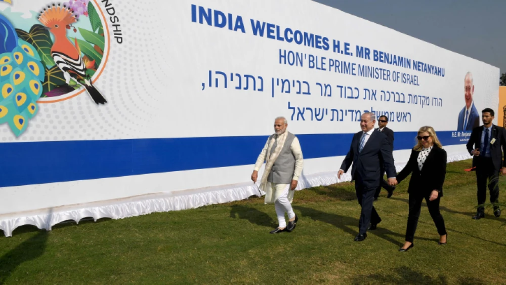 Israeli Prime Minister Benjamin Netanyahu and his wife, Sara, are welcomed by Indian Prime Minister Nrenda Modi in Gujarat. India, on Jan. 17, 2018. Photo by Avi Ohayon/GPO.