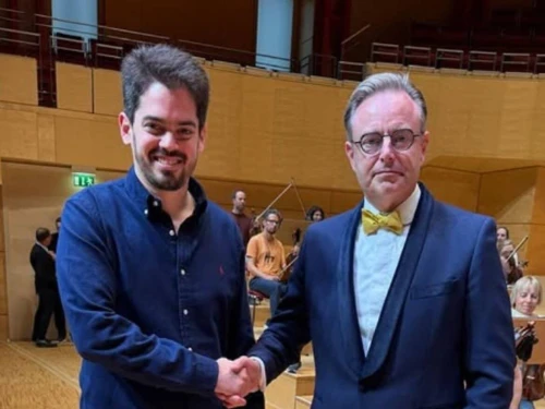 Bart de Wever, right, shakes hands with Lahav Shani in Essen, Germany on Sept. 13, 2025. Photo courtesy of Bart De Wever.