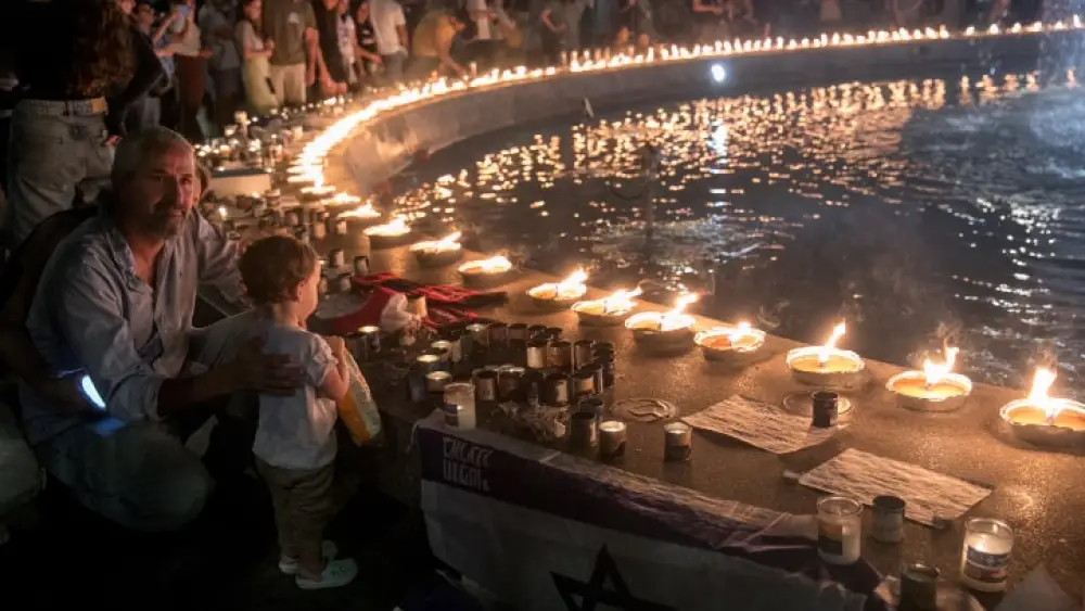 People gather and light candles to remember the victims who were murdered by Hamas terrorists, at Dizengoff Square in Tel Aviv, Oct. 14, 2023. Photo by Miriam Alster/Flash90.