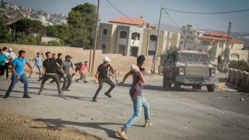 Palestinians attack Israeli security personnel during a counterterror in Silwad, northeast of Ramallah, on Aug. 31, 2022. Photo by Flash90.