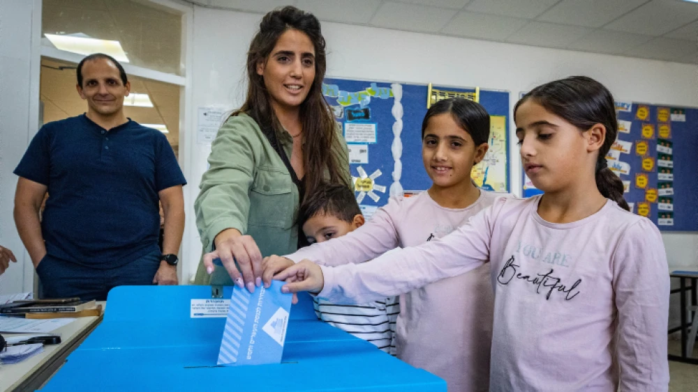 Israelis cast their ballots at a voting station in Jerusalem, Nov. 1, 2022. Credit: Olivier Fitoussi/Flash90.