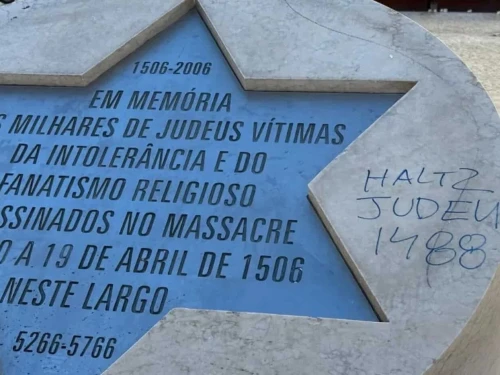A neo-Nazi inscription scribbled on Dec. 5 on the monument for the murder of hundreds of Jews in 1506 in Lisbon, Portugal. Credit: CIL.