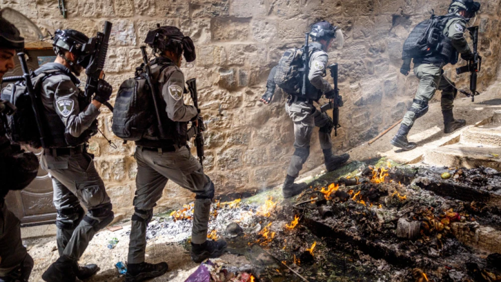 Israeli Police during clashes with Arab rioters outside the Al-Aqsa mosque in Jerusalem's Old City on April 17, 2022. Photo by Yonatan Sindel/Flash90.