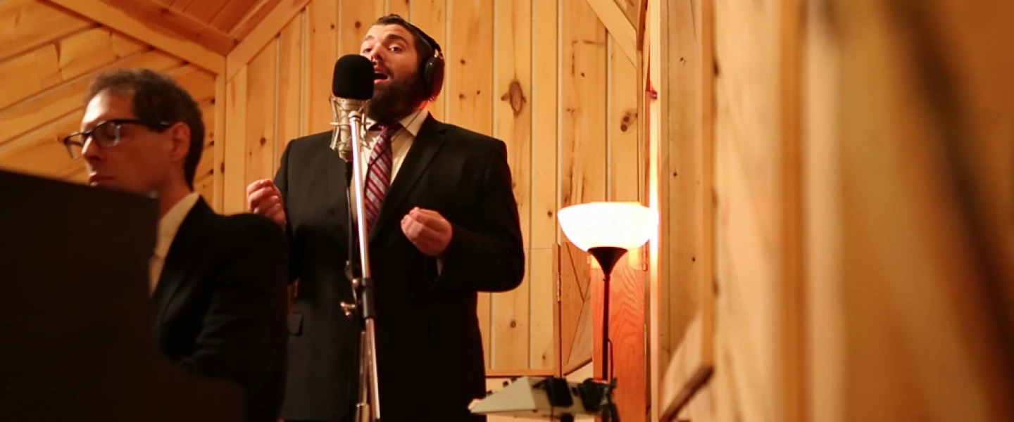 With jazz backup, Cantor Aryeh Leib Hurwitz sings “Sheyibone,” a fundamental Jewish prayer beseeching G-d to rebuild the Beit Hamikdash (Holy Temple), ushering in a period of global unity and harmony. Credit: Courtesy.