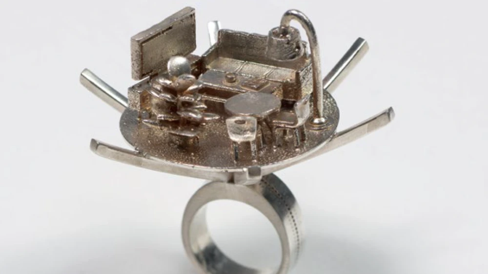 A piece of jewelry by Inbar-Shahak. Credit: Museum for Islamic Art