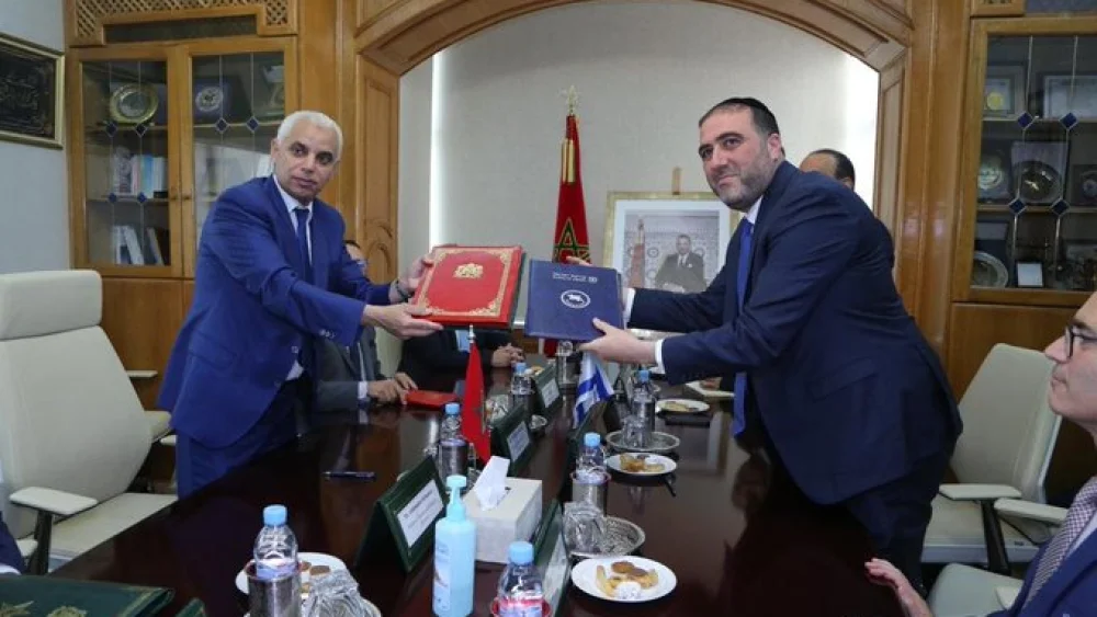 Moroccan Health Minister Khalid Aït Taleb (left) and his Israeli counterpart Moshe Arbel sign a bilateral cooperation agreement in Rabat, June 16, 2023. Source: Twitter.