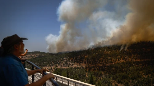 A large fire that broke out near Moshav Neve Ilan, west of Jerusalem, June 9, 2021. Photo by Yonatan Sindel/Flash90.