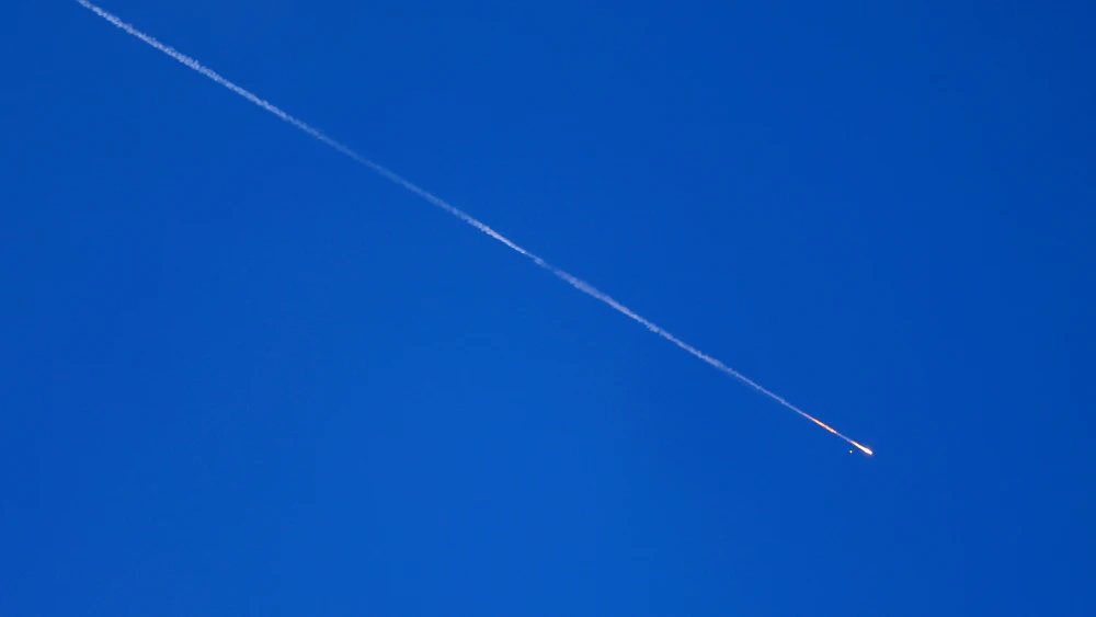 A ballistic missile launched from Iran, as seen over the skies of Hebron in Judea, on June 8, 2026. Photo by Wisam Hashlamoun/Flash90.