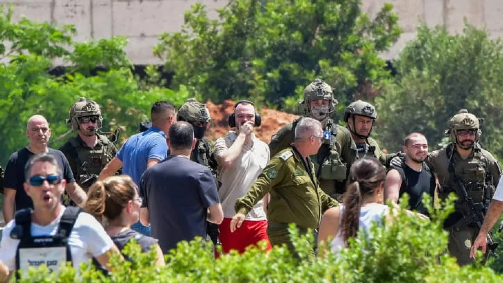 Rescued hostages Andrey Kozlov, Almog Meir Jan and Shlomi Ziv arrive at Sheba Medical Center in Ramat Gan, June 8, 2024. Photo by Avshalom Sassoni/Flash90.