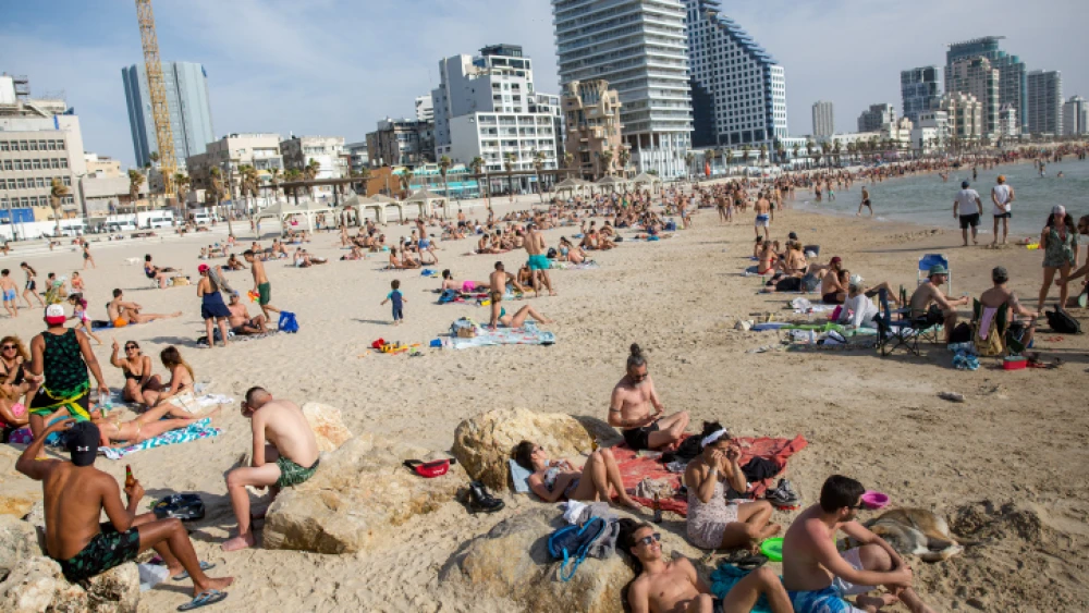 Israelis enjoy the beach in Tel Aviv as temperatures rise to 40 degrees Celsius (more than 100 degrees Fahrenheit) in some parts of the country on May 16, 2020. Photo by Miriam Alster/Flash90.