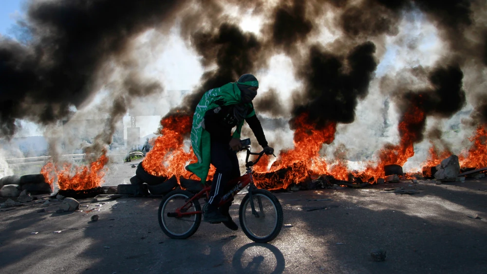 Palestinian supporters of Hamas participated in a violent rally marking the 31st anniversary of the founding of the terror organization that runs Gaza, in the West Bank city of Nablus, on Dec. 14, 2018. Photo by Nasser Ishtayeh/Flash90.