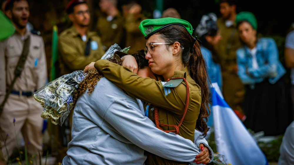 Bereaved families mark Memorial Day at the graves of fallen Israeli soldiers at Mount Herzl Military Cemetery in Jerusalem, May 13, 2022. Photo by Chaim Goldberg/Flash90.
