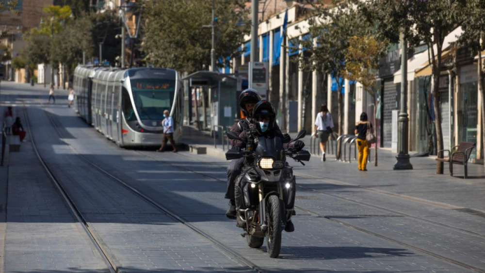 Israeli police officers patrol Jaffa Street in downtown Jerusalem on Oct. 7, 2020, during a nationwide lockdown to prevent the spread of COVID-19. Photo by Nati Shohat/Flash90.