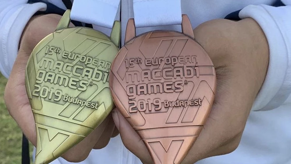 Mason Moskowitz showing off his bronze and gold medals from the European Maccabi Games in Hungary, August 2019. Credit: Instagram.