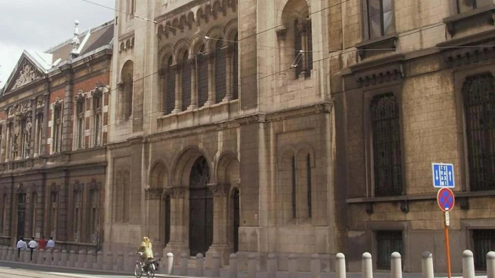 A cycler moves past the facade of the Great Synagogue of Brussels, Belgium in June 1, 2007. Credit: Wikimedia Commons/Jpcuvelier.