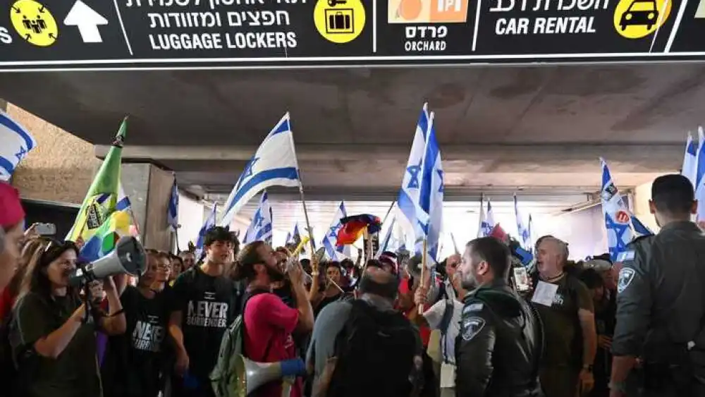 Activists try to shut down Ben-Gurion International Airport, July 3, 2023. Photo by Yossi Zeliger/TPS.