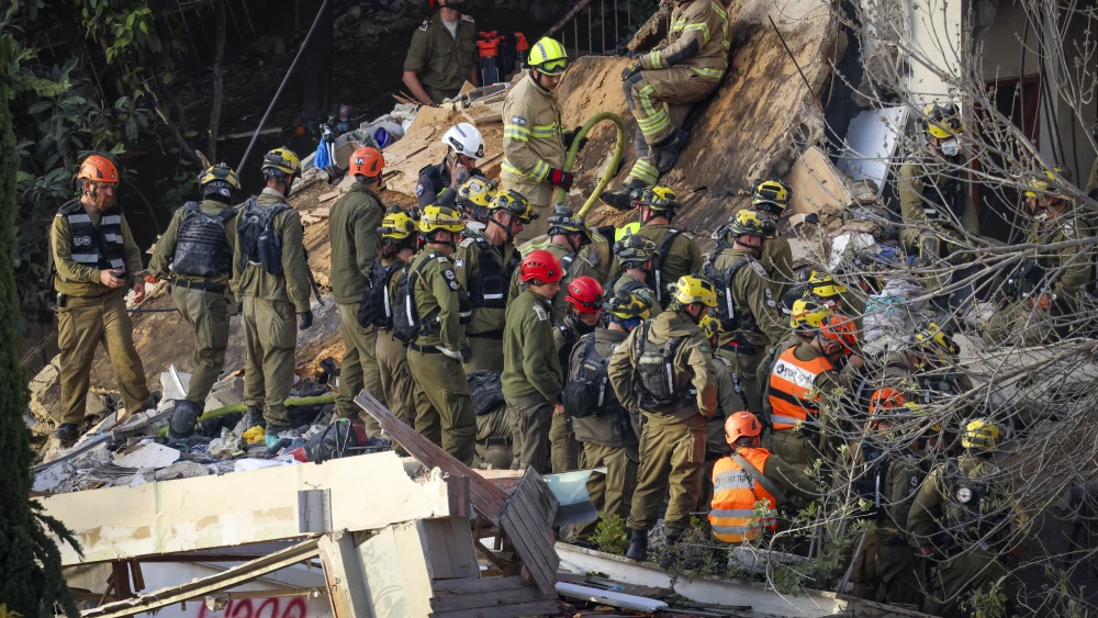 Israeli rescue forces at the scene where an Iranian missile struck a building in Haifa, causing extensive damage and killing two people, April 6, 2026. Photo by David Cohen/Flash90.
