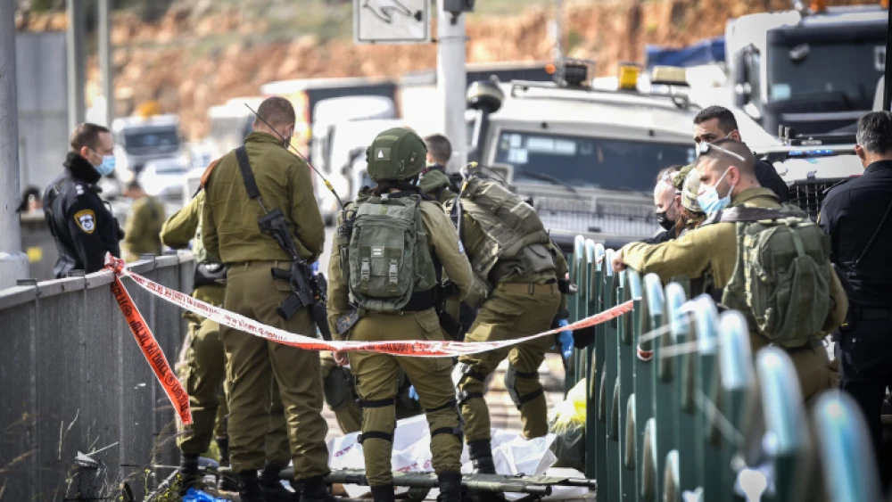 Israeli security forces near the scene of an attempted stabbing attack at the Gitai Avishar Junction west of Ariel in Judea and Samaria, Jan. 26, 2021. Photo by Flash90.